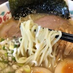 小川軒 - 麺は白いツルツルタイプ。