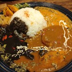 スパイスファクトリーあべべ - 3種盛りカレー(イカ墨、あべべ、そら豆)