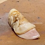 千葉たかおか - 千葉 煮蛤
      大きく立派な蛤は、ほんのりと薄味に甘みを付けた炊き加減、じっくりジワジワと旨味が押し寄せて来ます♪