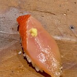 千葉たかおか - 銚子 金目鯛
      やはりシャリが凄く美味しい！
      高岡さんが仕事の合間に丹精込めて作られる〝たかおか米〟ですから。
      金目鯛の表面に薄っすら脂が滲む見栄えの良さは、そのまま味わいの良さに直結しています♪