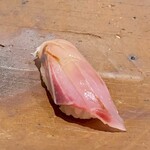 千葉たかおか - 鴨川 シマアジ 前日水揚げ
      ここ最近お鮨屋さんでいただいたシマアジの中では、ピカイチの美味しさです！
      血抜きをせずにそのままに、血合いが実に綺麗です。
      食感も程良くほんのりとした甘みが実に旨いのです♪
