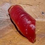 千葉たかおか - 銚子 鮪 赤身 64kg 巻き網
      夏のこの時期の鮪らしく、酸味がまろやかに、シャリの酸との重なりからほんのりとした旨味が感じれます。
      シャリの存在感がでしゃばらず、鮨種を下支えする塩梅が好きです♪