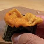 千葉たかおか - 小樽 馬糞ウニ
      なんて雑味なく甘みが豊かで美味しいウニなのでしょう！
      海苔の風味と一緒に後味の良さを楽しみました♪