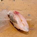 千葉たかおか - 銚子 鯵
      肉厚に盛り上がる様な身の厚みに、獲れたてならではの程良い食感、脂のりも素晴らしく実に旨味を感じます♪