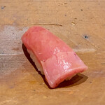 千葉たかおか - 銚子 鮪 中トロ 64kg 巻き網
      さっぱりとした上品な脂のり、個人的には夏の鮪も好きなのですが、冬に向かうまでの味わいの変化が楽しみでもあります。
      鮪だって同じ産地でも個体差があるでしょうしね♪