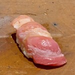 千葉たかおか - 銚子 鮪 大トロ 64kg 巻き網
      蛇腹ですね♪
      64kgと小さな個体ですから、筋はそれ程強くなく気が付けば何処かへ。
      脂のりは冬の鮪の中トロ位でしょうかね。
      落ち着いた味わいはすっきりとして美味♪