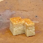 千葉たかおか - たまご
      江戸前らしく、海老のすり身にやまと芋のすりおろしを混ぜたたまご、お鮨屋さんらしくこれが大好きな味です♪