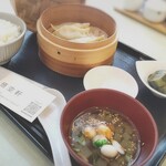 悟空軒 - 蒸し餃子定食(￥550)。この金額だとは！