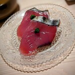 千葉たかおか - 鰹も味が濃い。高岡米の藁で燻され、何もつけずとも美味しい。折角お醤油を出して下さるので、1切れはお醤油で。お味がまろやかになります。