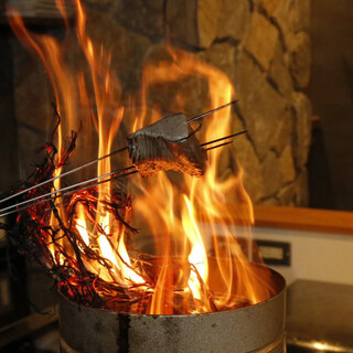 【当店名物】豪快な炎で焼き上げる藁焼き