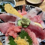 Kaisen Zan - 海鮮丼の寄り。ネタの豊富さがわかるでしょ？