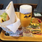 Furesshunesubaga - クラッシックチーズバーガー690円とマルエフ通常420円がビール祭りで190円と16時～のヨルカフェメニューからminiガーデンサラダ190円