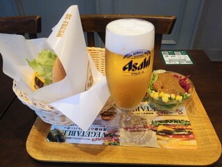 Furesshunesu baga - クラッシックチーズバーガー690円とマルエフ通常420円がビール祭りで190円と16時～のヨルカフェメニューからminiガーデンサラダ190円