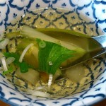 シーロム ソイ 9 - Silom Soi 9 ＠汐留 バッタイに付くパクチーの香りが効いたセロリと冬瓜のスープ