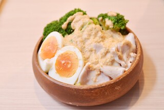 h Tori Yakiniku Hikiwarai - タンパク質が25g摂れるマッチョサラダ