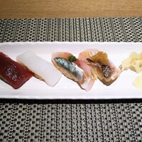 京橋 寿司 ひさ田 - 先の鮨4貫：マグロ、ヤリイカ、アジ（緑生姜）、イサキ（皮目炙りおろしポン酢）
                