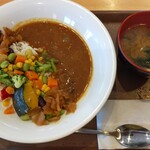 すき家 - 料理写真:夏の彩り野菜カレーごはん小盛とみそ汁