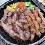 いきなりステーキ - お肉アップ！肉を横にして焼いた後の写真です。出てくる時は肉赤いですよ。