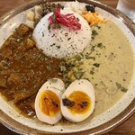 明星咖喱 - 豚バラポークカレー + アサリのココナッツカレー ¥1050 + スパイス味玉 ¥100