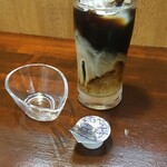 キッチン ブルー グローブ - ミルクを入れます