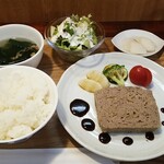 キッチン ブルー グローブ - 豚挽肉とチーズのテリーヌ　ハリッサと甜麺醤のソース