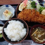 とん平 - ロースカツ定食A 1,210円 全景