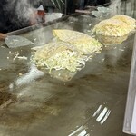 Okonomiyaki Negoro - ひっくり返し！