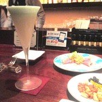 梨のフルーツカクテル　ボンベイサファイア、ハードシェイク、エスプーマでムースを作り２層に