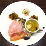 ヴェルデ - スペシャルランチ：前菜盛り合わせ（生ハムメロン、モルタデッラ、カボチャとレーズンのサラダ、押し麦と野菜のマリネ、インゲン豆のアラビアータ、ミネストローネ）