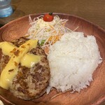 びっくりドンキー - 料理写真:ハンバーグとライスとサラダをひとつの木皿に乗せての提供は、びっくりドンキーのオープン時から斬新でした