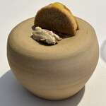 ラ・ヴァガボンド - メニューにはない、フォアグラと宮崎産マンゴー　ローストしたアマニ　コーティングされたピーカンナッツ　美しいし美味しい　ヌーディな色彩感覚も好み