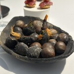 ラ・ヴァガボンド - アカザエビとそら豆のイカ墨ベニエフリット
      衣は薄衣ではなく、ちょっとふわりとしています　スパニッシュな雰囲気