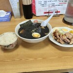 ラーメンだるまや - セットにしました1280円　焦がし醤油で真っ黒スープです