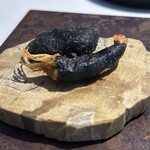 ラ・ヴァガボンド - 取り分けた、アカザエビとそら豆のイカ墨ベニエフリット　マメニストに嬉しいそら豆のフリット