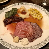 ロウリーズ・ザ・プライムリブ 恵比寿ガーデンプレイス店 - ちょっと食べてから写真撮ってます