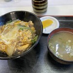 富士 - 他人丼
      丼ものを単品で注文するとみそ汁がついています