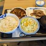 松屋 - 兄ぃが頼んだ、ごろごろチキンカレー・牛焼肉定食（税込1,080円）