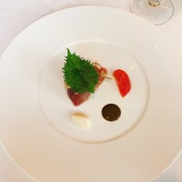 シェ・コーベ - カツオ　サザエ　大葉　セロリのソース　サザエの肝ソース