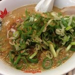 Ramentengu - ラーメン てんぐ 西陣店の匠京みそラーメンにネギと一味投入（13.09）