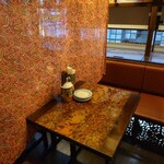 マイペンライ - カーテンで仕切られた半個室風テーブル席 (隣の話し声は丸聞こえです)