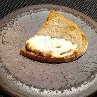 DADA - 田野畑山地酪農牛乳のフロマージュブラント自家製ライ麦パンとタルトフランベ