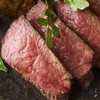 岡本庵 - 料理写真:しっとりと焼き上げた和牛ステーキは赤身肉の肉感を感じながらも柔らかく食べやすい