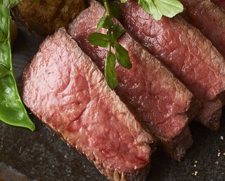 Okamoto An - しっとりと焼き上げた和牛ステーキは赤身肉の肉感を感じながらも柔らかく食べやすい