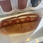 納豆DOG - 元祖納豆ドッグ ソーセージと納豆、キャベツが挟まれて、パンもちゃんと焼いてくれる。ケチャップが不思議と合うのよ。本当は辛子も付けたい所だが、子供連れなので…