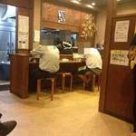 麺屋NOROMA - 店内：入口よりカウンター席を望む