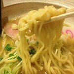 麺屋NOROMA - 鶏そば：麺アップ