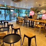 SHARK COFFEE - 開放感のあるカフェ