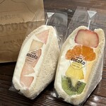 お菓子工房 COCORO - 桃のサンドとフルーツミックスサンド各600円