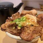 武柳庵 - 炙り豚丼(温玉が乗ってます)