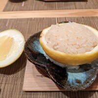 すし処 みや古分店 - レモンの器、シャリの下にはウニ